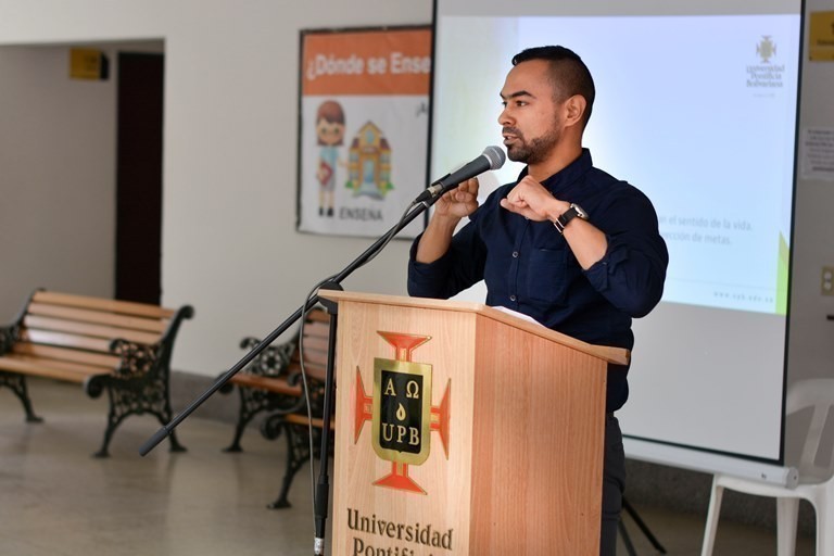 Docente Juan Camilo Gutiérrez durante lanzamiento del año de la estética