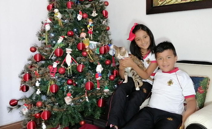 Los estudiantes Sara y Rafael Velásquez Garzón, de la sección Marinilla, con su mascota Bella.