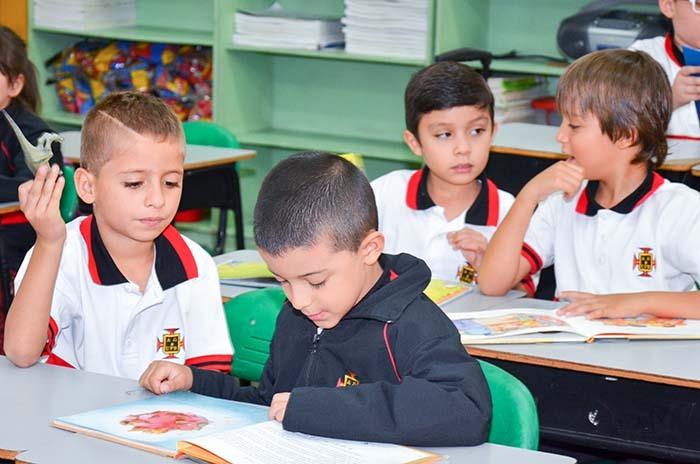 Estudiantes del Colegio de la UPB en clase