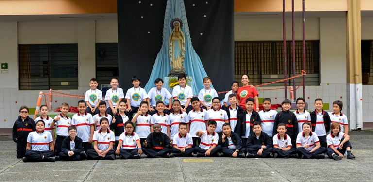 Infancia Misionera y estudiantes frente al altar de María en Primaria