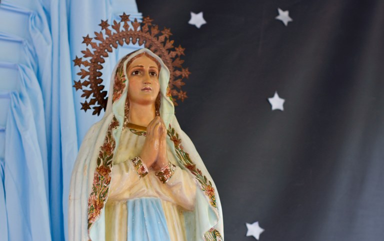 Altar a la Virgen María organizado en Primaria