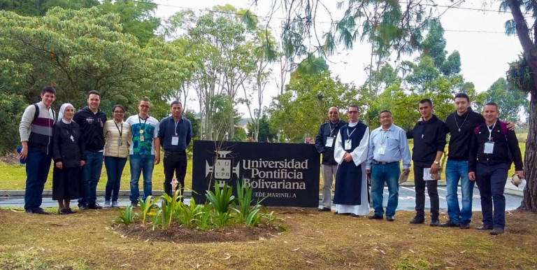 Misioneros de la Diócesis Sonsón - Rionegro con personal administrativo del Colegio.