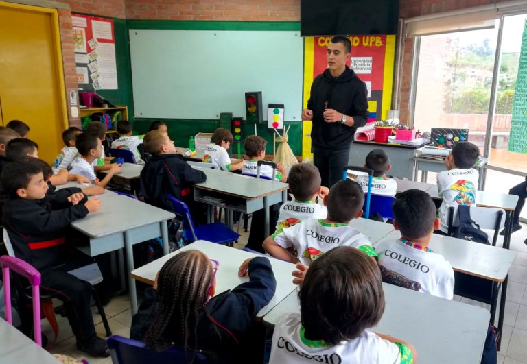 Misionero con estudiantes de Marinilla.