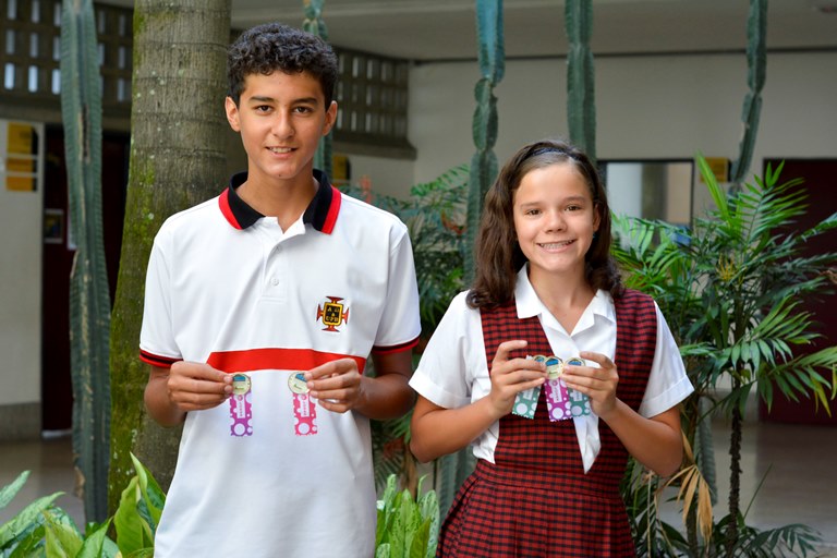 Aquí estan Carolina Álvarez y Juan Manuel Lopera mostrando las medalas del Festival Nacional de Interclubes de Natación