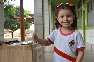 Niña votando