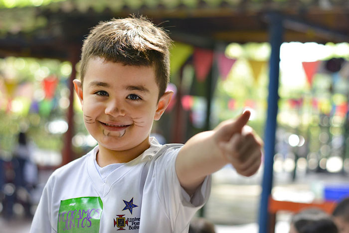 Estudiante de primaria en carrusel de la salud