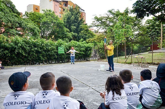 El docente, Álvaro Gómez Gómez, realizó un pequeño taller de lanzamiento de cohete casero.