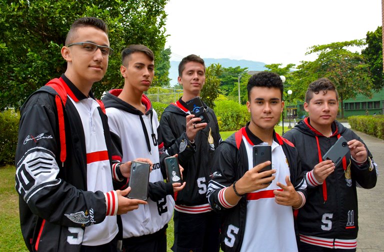 Aquí están los estudiantes Samuel Castro Agudelo, Julián Correa Ortiz, Juan Pablo Herrera Hernández, Juan José Mejía Arcila y David López Cardona, del grupo 11°7