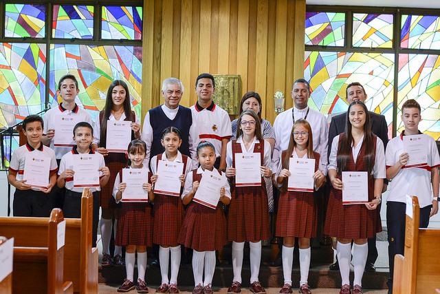 Estudiantes becados acompañados por el Rector General de la UPB, Pbro. Julio Jairo Ceballos Sepulveda y los altos directivos del Colegio.