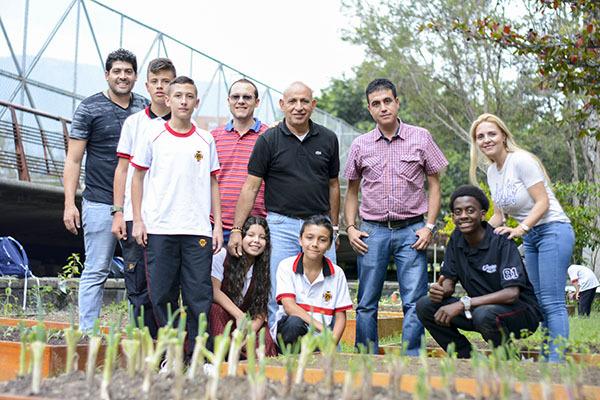 Estudiantes, docentes y administrativos comprometidos con la siembra de alimentos