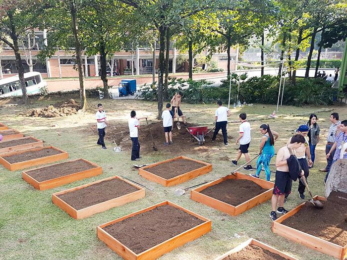 Estudiantes y docentes construyendo la huerta orgánica