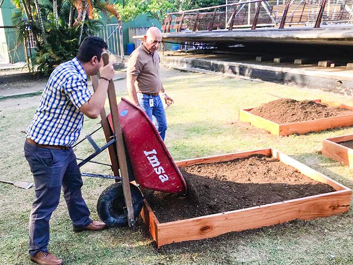 El Director Académico, Rubén Dario Cardona Rios en la etapa de construcción de la huerta orgánica