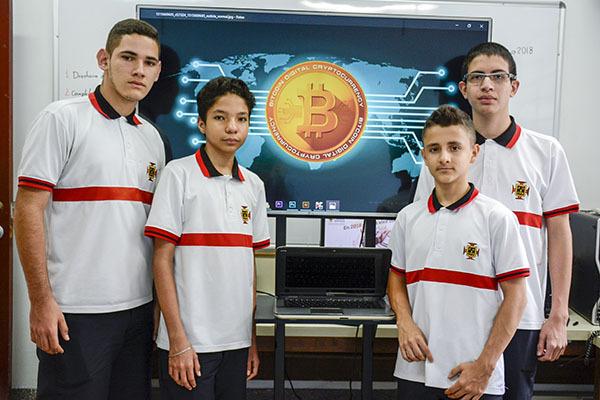Estudiantes investigadores, de izquierda a derecha: Juan José García Corrales, Felipe Rodríguez García, Alejandro Rincón Gallego y Juan Manuel Pabón Echeverri