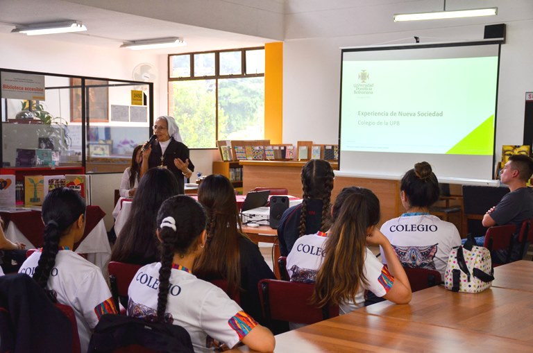 Estudiantes durante exposición de la Experiencia de Nueva Sociedad