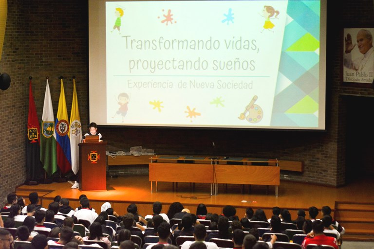 Estudiantes durante exposición de la Experiencia de Nueva Sociedad