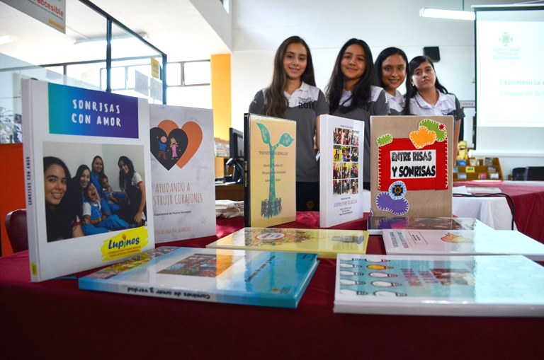 Estudiantes durante exposición de la Experiencia de Nueva Sociedad