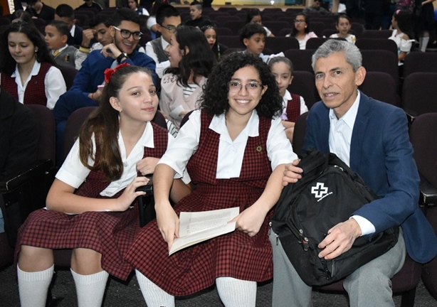 Aquí están María Alejandra Blandón Hernández, Laura Muriel Restrepo y el docente Antonio Oviedo Zapata