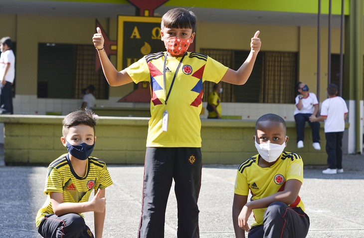 Niños con la camisa de Colombia