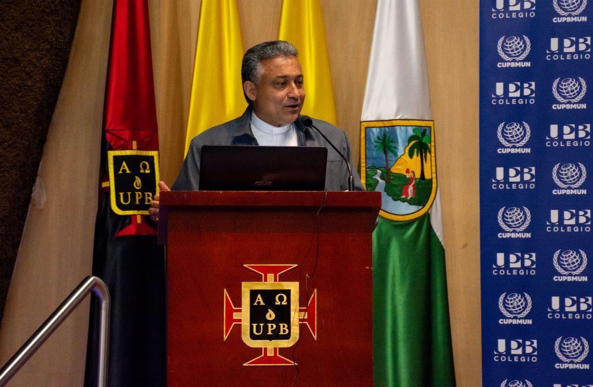 Rector, padre Diego Marulanda