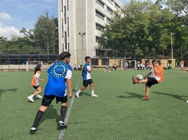 jugando en la cancha futbol