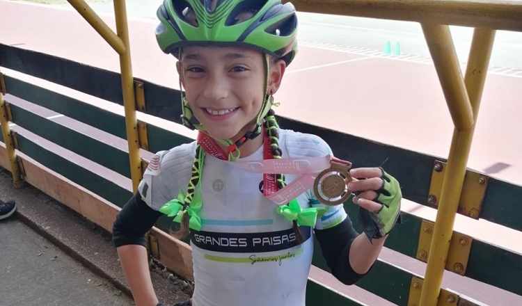 Valeria con sus medallas