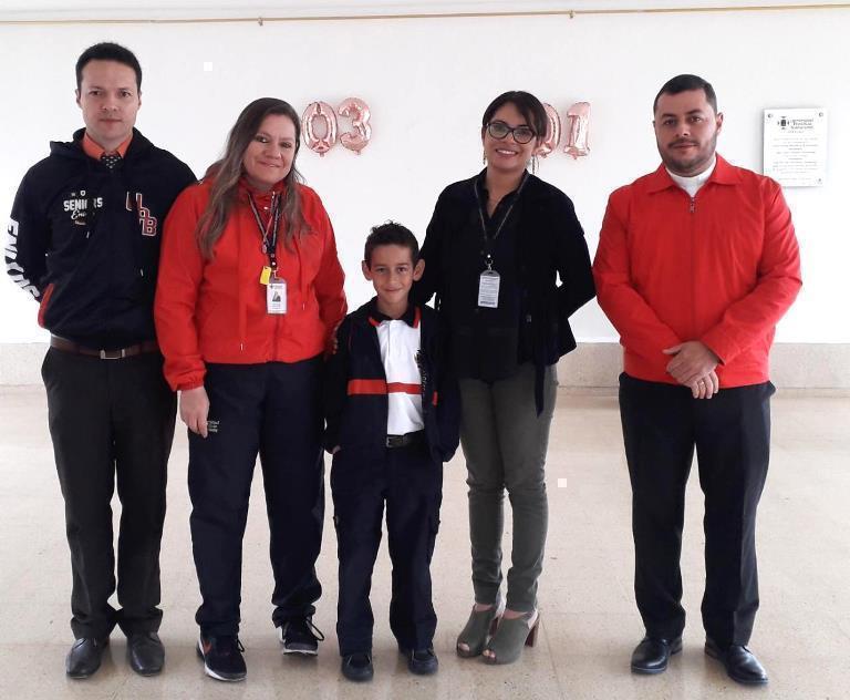 Jerónimo Giraldo Arrieta, del Colegio de la UPB, siendo reconocido por su partipación en competencia de Patinaje