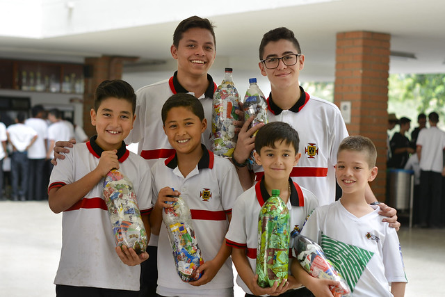 Estudiantes investigadores presentando a la comunidad educativa los ecoladrillos