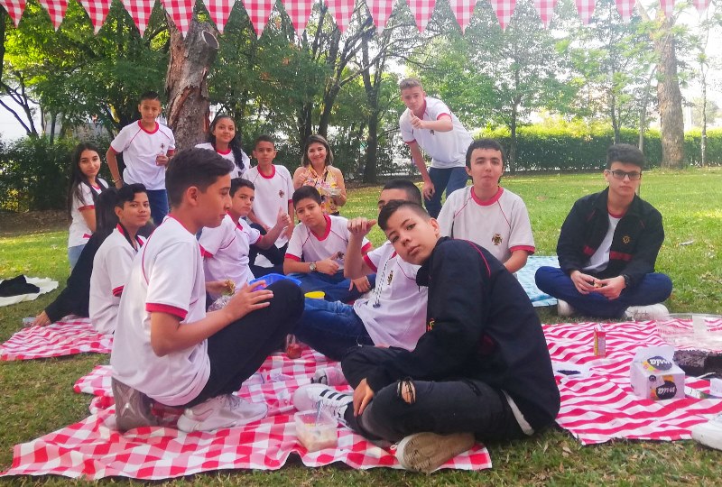 Estudiantes de 8°8 compartiendo el desayuno 