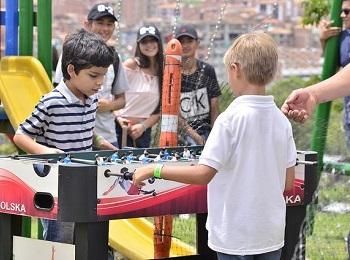 Dos niños jugando futbolito en una zona verde del colegio sede Marinilla