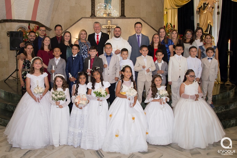 Aquí esta los Niños del Colegio de la UPB en Marinilla en su primera comunión con el Pbro.Daniel Felipe Cardona Salazar, algunos padres y directivos