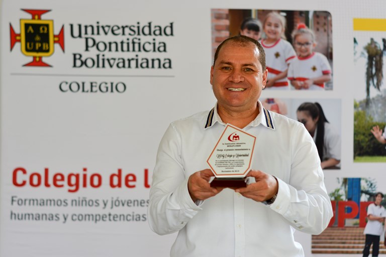 El docente de humanidades, Mg. Jorge Hugo Hincapié Zapata con el reconocimiento otorgado por la I.E. Miraflores.