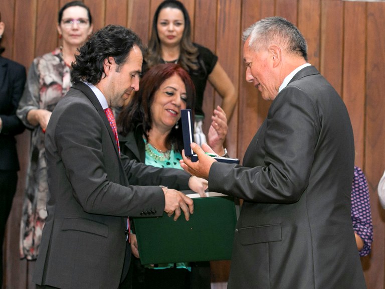 El alcalde, Federico Gutierrez Zuluaga entregando la medalla y el reconocimiento al Mérito Educativo y Cultural Porfirio Barba Jacob.