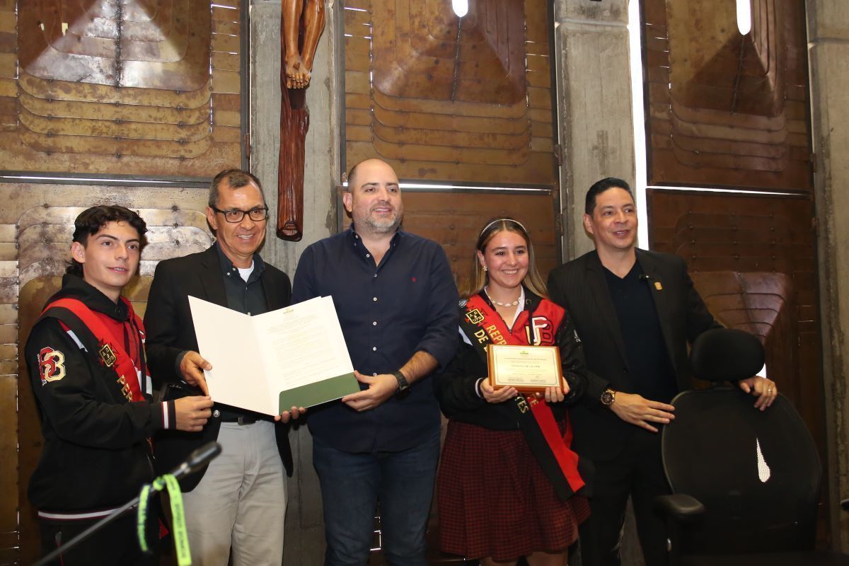 Reconocimiento rector y estudiantes
