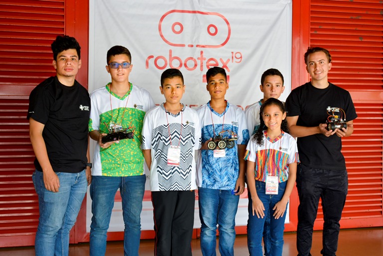 Docentes del curso de Formación Continua Colegio junto a estudiantes y robots participantes en Robotex