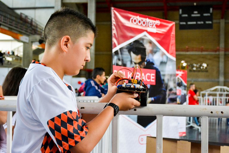 Estudiante a punto de participar en la competencia FulkRace de Robotex