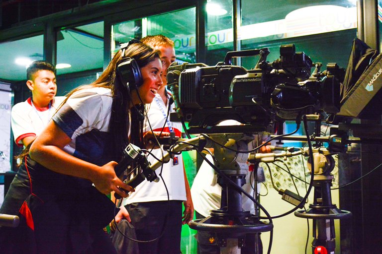 Periodistas escolares del medio" Voz a vos" interactuando en Telemedellín.
