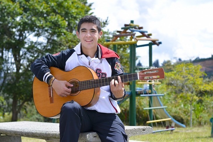 Joven con guitarra 