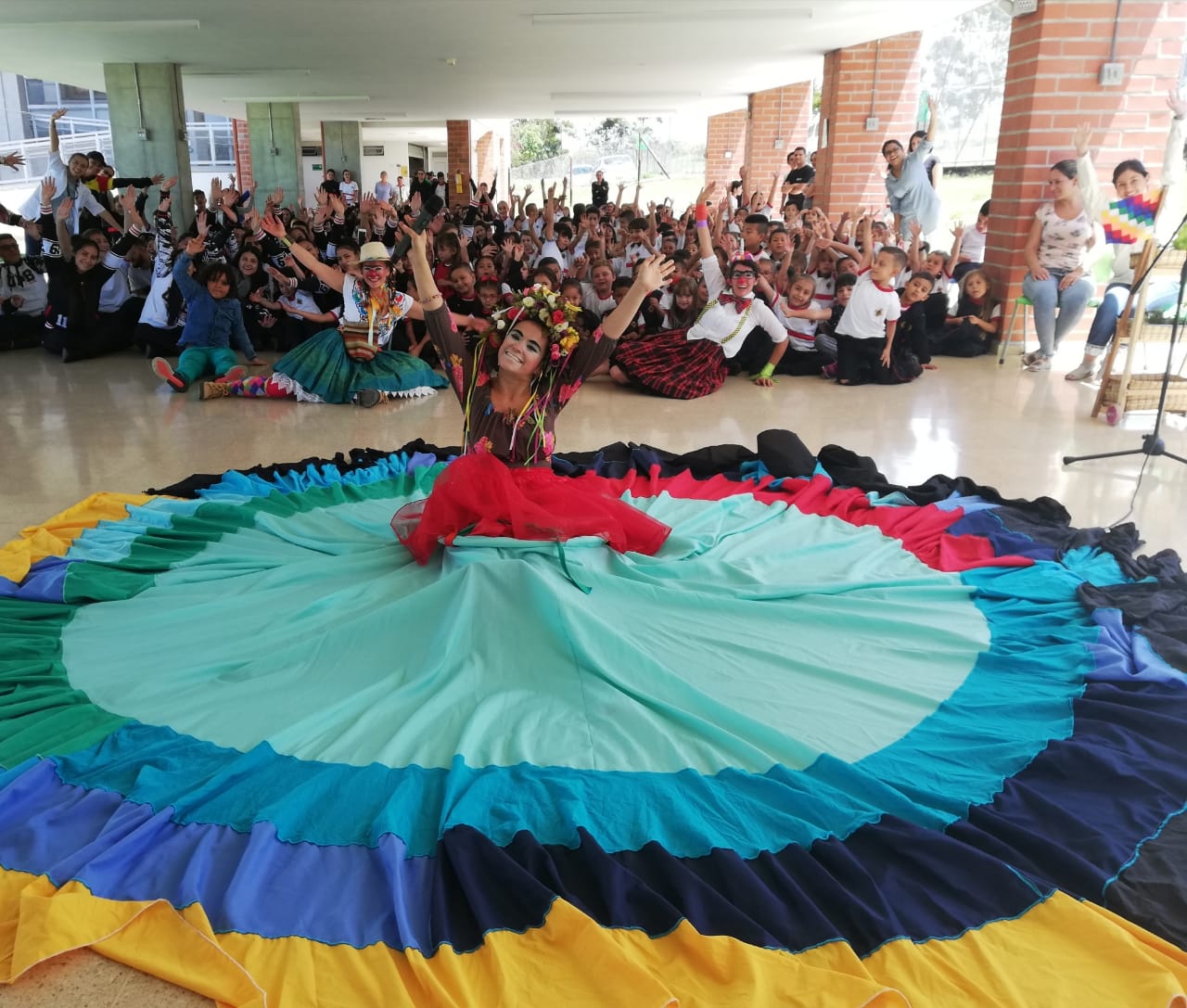 Aqui están la comunidad educativa de Marinilla disfrutando de la obra teatral.