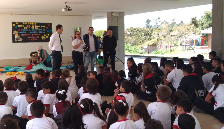 Aquí están los Estudiantes y docentes aprendiendo sobre el cuidado del medio ambiente.