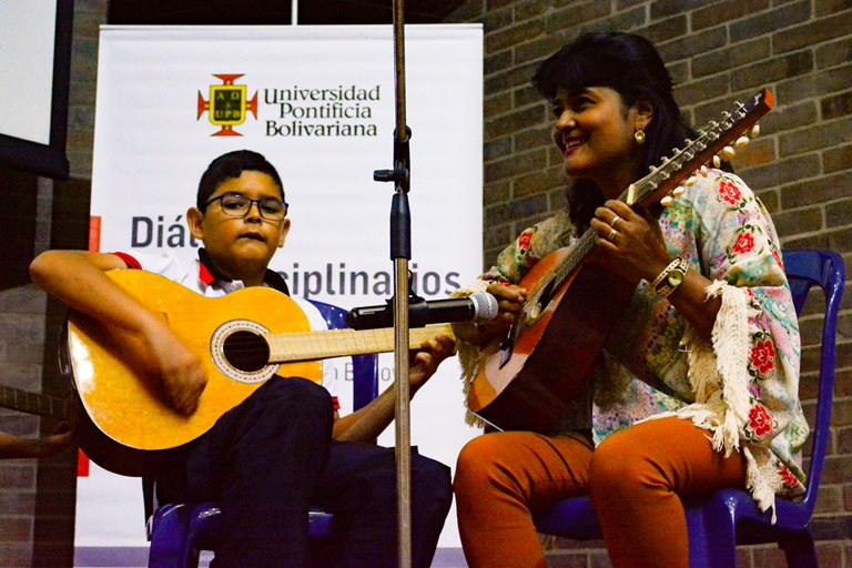 Miguel Ángel Agudelo Franco junto a la docente, Luz Mery Marín Quintana.