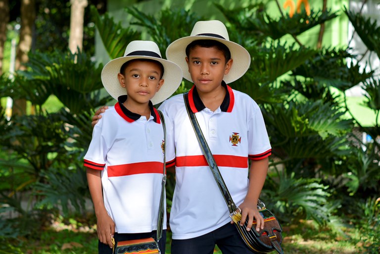 Aquí están Simón y Matías con el uniforme del Colegio de la UPB y con el sombrero y el Carriel paisas.
