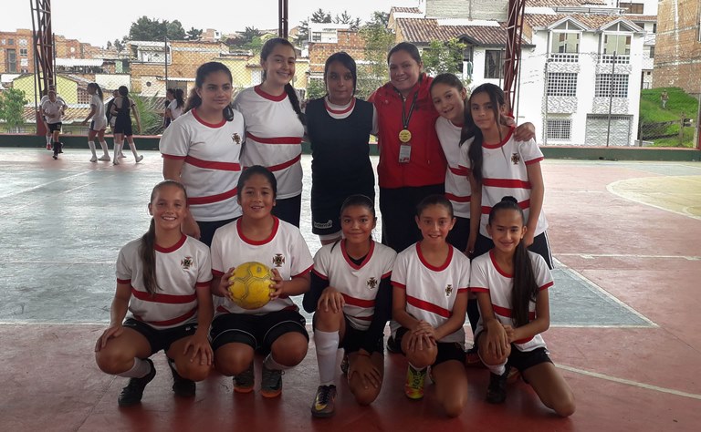 Equipo de fútbol sala del Colegio de la UPB campeón en la categoría prejuvenil femenino