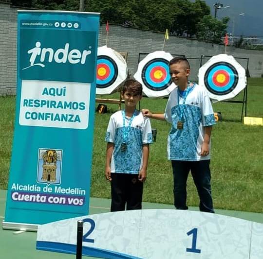 Simón en el primer lugar de los Juegos Intercolegiados de tiro con arco.