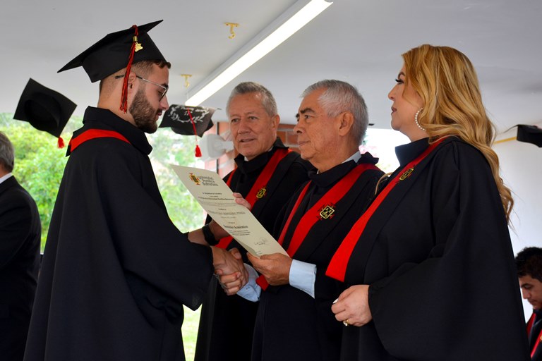 Ceremonia de graduación en la sección Marinilla.