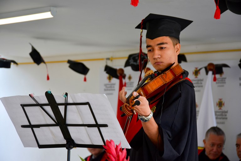 Punto artístico de violín realizado por el graduando, Samuel Ángel Orozco.