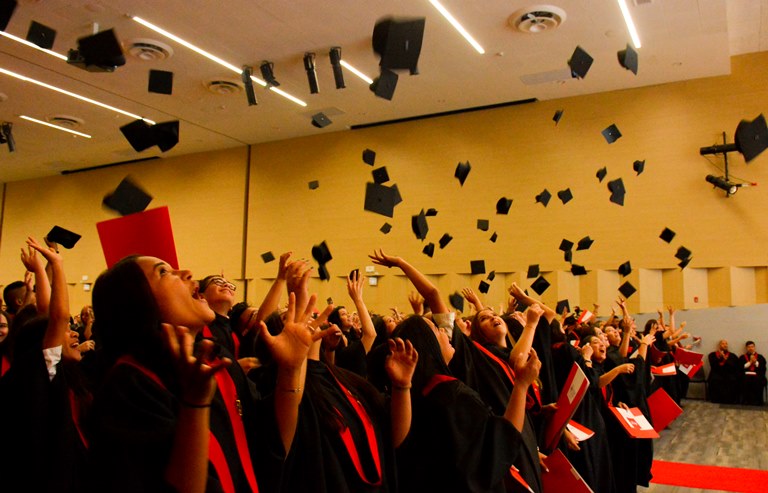 Egresados de la generación 82 lanzando el birrete como símbolo de satisfacción.