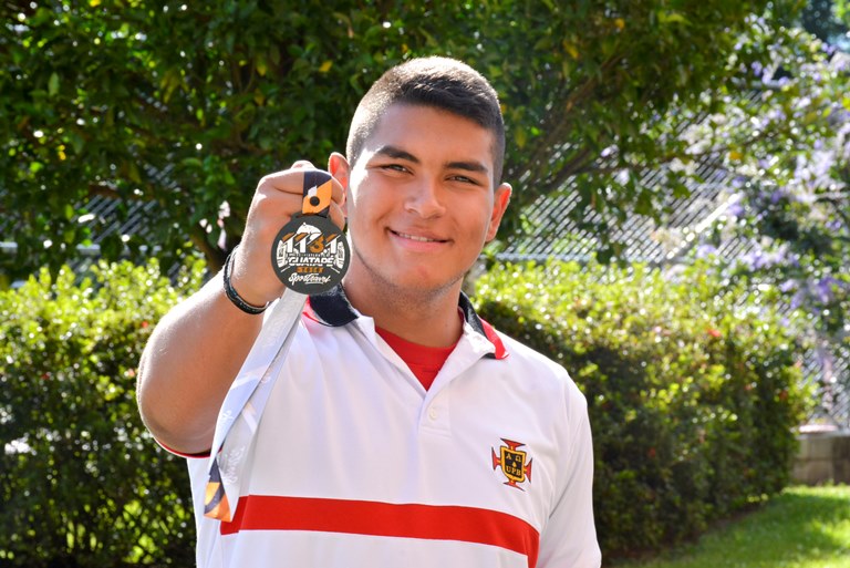 Estudiante participante en la Triatlón Guatapé 2019 con su medalla de reconocimiento