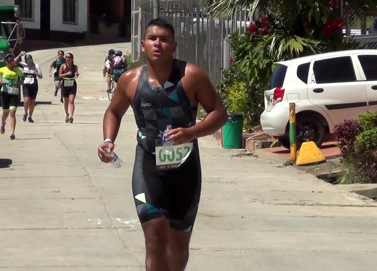 Estudiante participante en la Triatlón Guatapé 2019