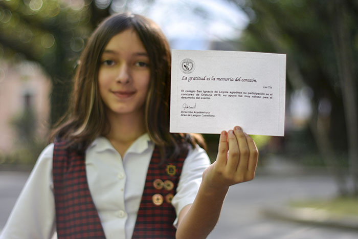 Violeta Bernal Bernal ganadora de concurso de oratoria