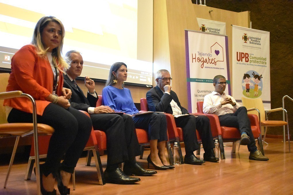 De izquierda a derecha: Yaneth Marín Sánchez, Coordinadora Pastoral de la UPB; Álvaro Gómez Fernández, Vicerrector Académico; Margarita Gómez Marín, Primera Dama; Julio Ceballos Sepúlveda, Rector General y Luis Patiño Aristizábal, Secretario de Educación.
